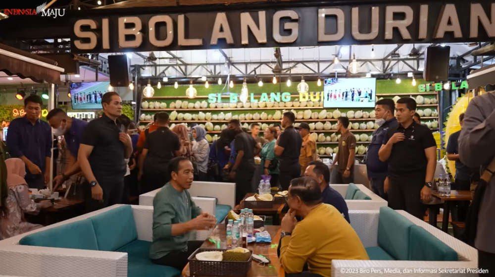 Timnas Emas SEA Games, Jokowi Traktir Menteri Makan Durian di Medan