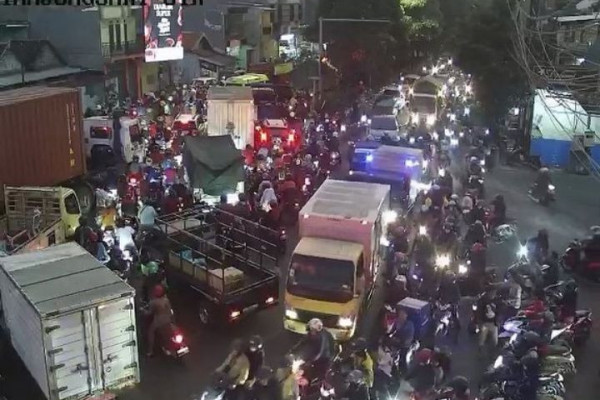 Surabaya Macet Pol, Penyebabnya Truk Mogok Dan Demo