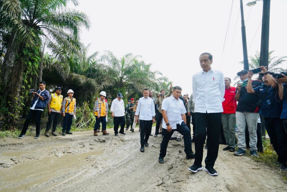 Setelah Lampung, Jokowi Cicipi Off Road di Jalanan Labura Sumut