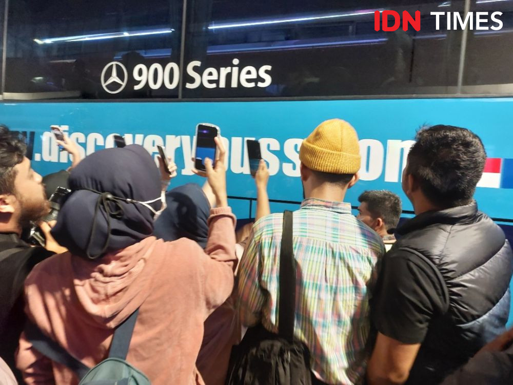 Pendukung Timnas Garuda Kepung Bandara Soetta, Nyanyi Lagu Kebangsaan