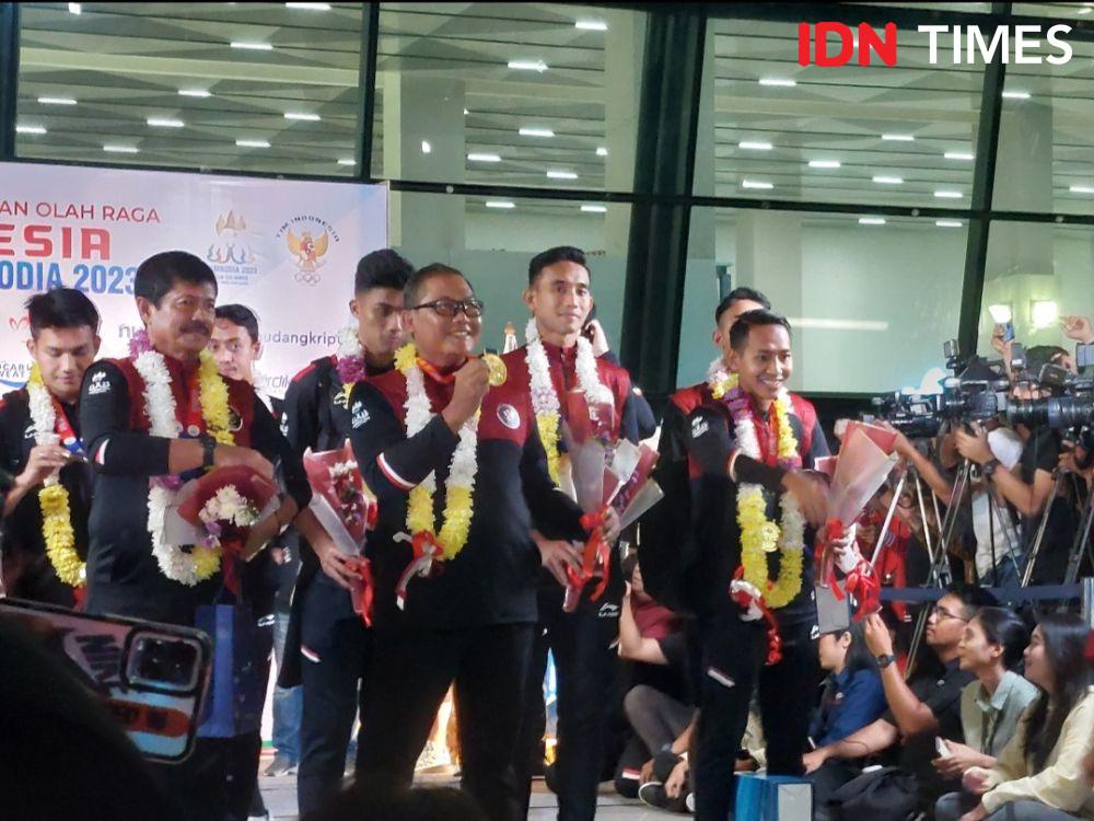 Pendukung Timnas Garuda Kepung Bandara Soetta, Nyanyi Lagu Kebangsaan