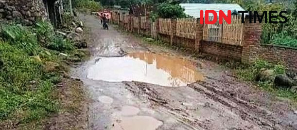 8 Potret Jalan Rusak di Bima, Sudah Mirip Danau Versi Mini