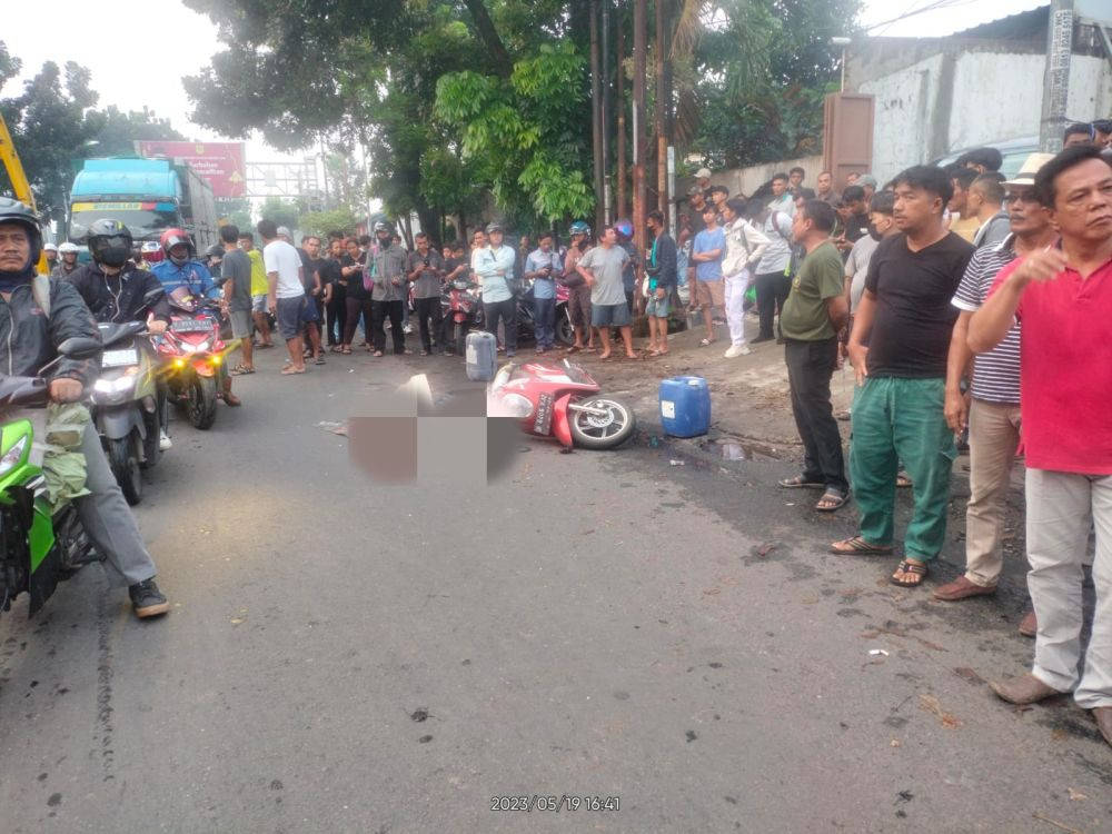 Jalan Bergelombang, Pemotor Di Bekasi Tewas Terlindas Truk