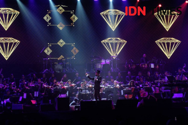 Arek-arek Suroboyo Larut dalam Konser Dewa 19 A Night at The Orchestra