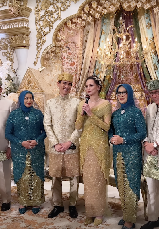 9 Potret Resepsi Enzy Storia dan Molen Kasetra, Mesra Banget