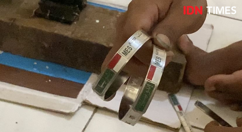 Intip Pembuatan Gelang Jemaah Haji di Asrama Haji Medan