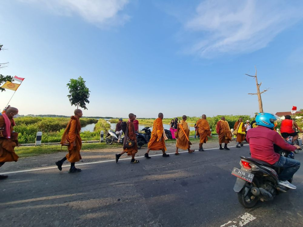 32 Biksu Thudong Tiba di Batang Tak Merasakan Duka Jalan Dari Thailand