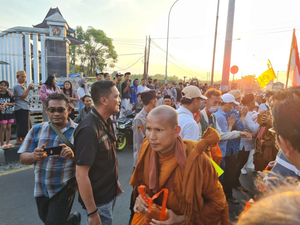 32 Biksu Thudong Sudah Tiba di Brebes, Istirahat di Desa Losari