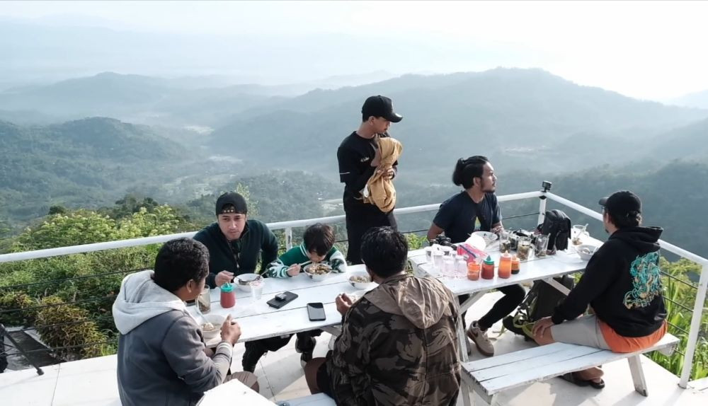 9 Potret deHakims Healing ke Tumpeng Menoreh, Berburu Sunrise