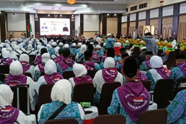 Keberangkatan Jemaah Haji Kloter 1 Makassar Dilepas Gubernur