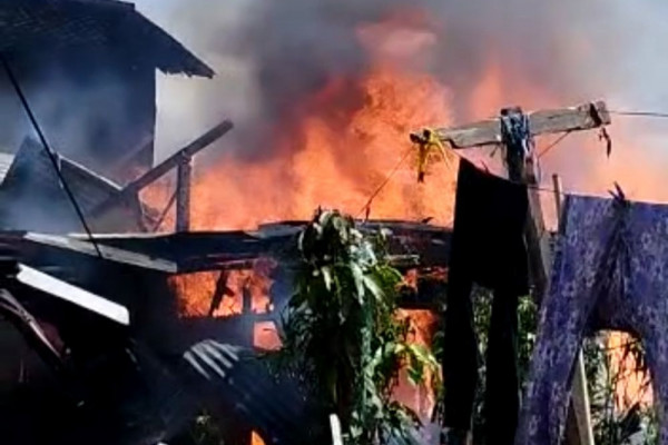 Anak Kecil Main Korek Api Picu 3 Rumah Warga Bandar Lampung Terbakar