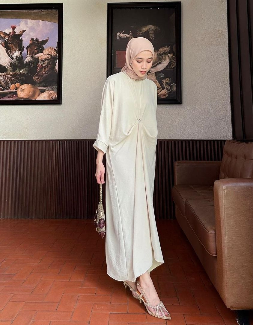 10 Ide OOTD Dress Minimalis, Simpel Buat Gaya Hijab Harian