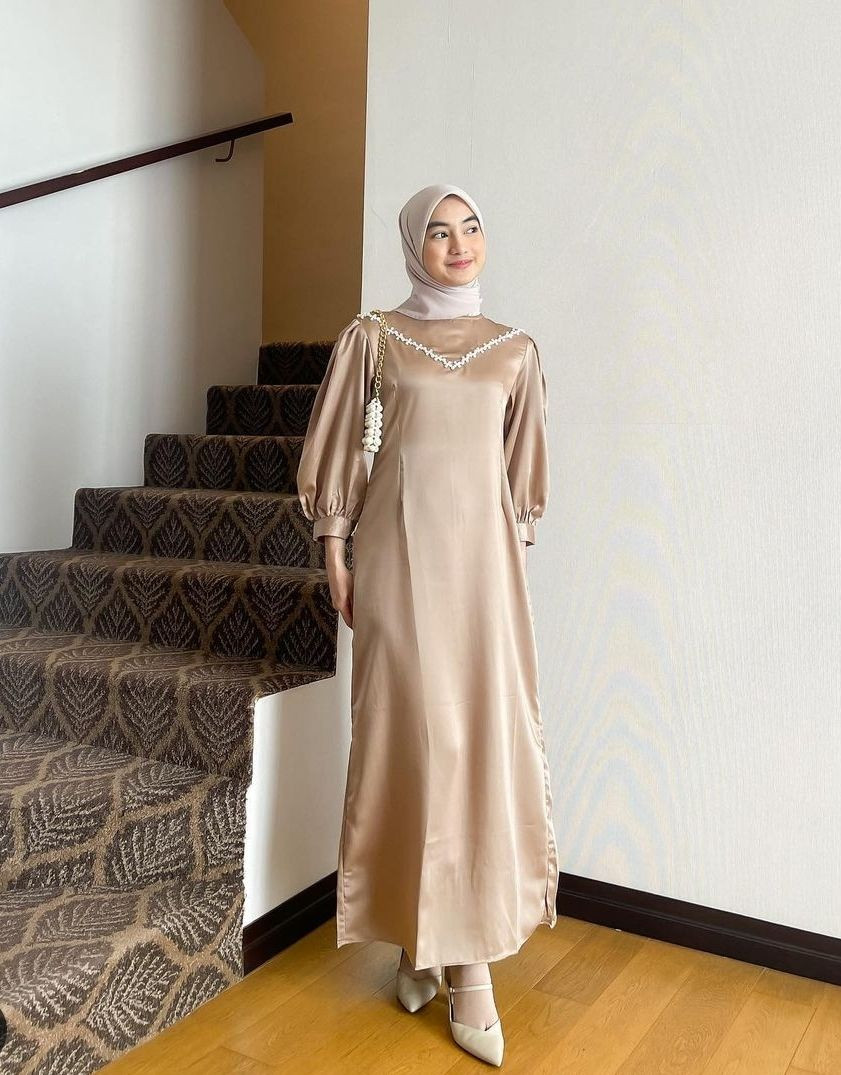 10 Ide OOTD Dress Minimalis, Simpel Buat Gaya Hijab Harian