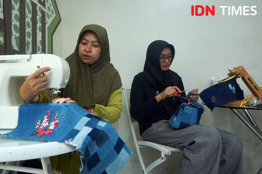 Duo R Semarang Dobrak Stereotipe Ibu Rumah Tangga dengan Sulam Pita