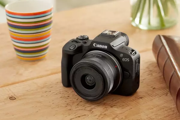 Canon Luncurkan EOS R100, Dirancang untuk Fotografer Pemula