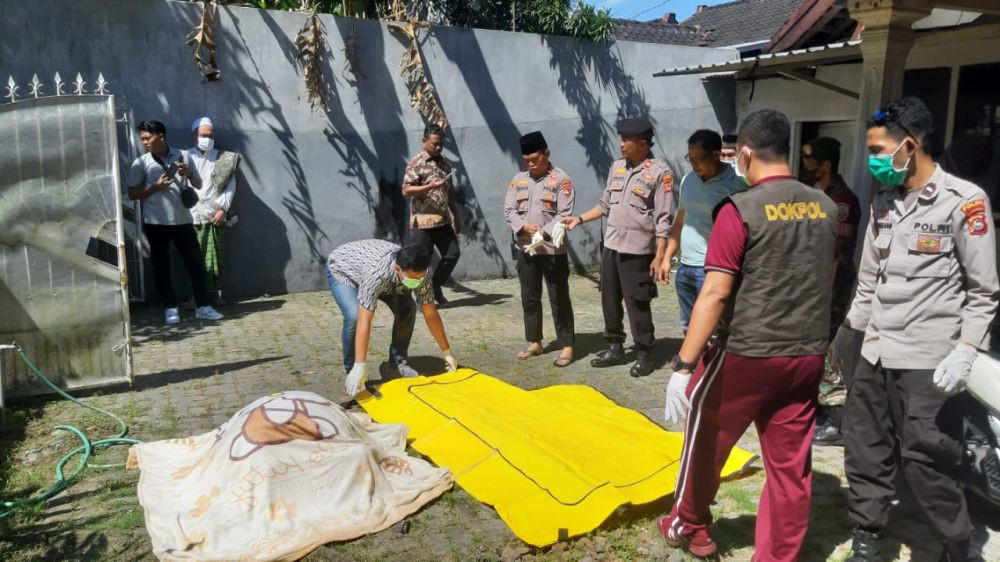 Seorang Pria di Mataram Ditemukan Tewas di Halaman Rumahnya 