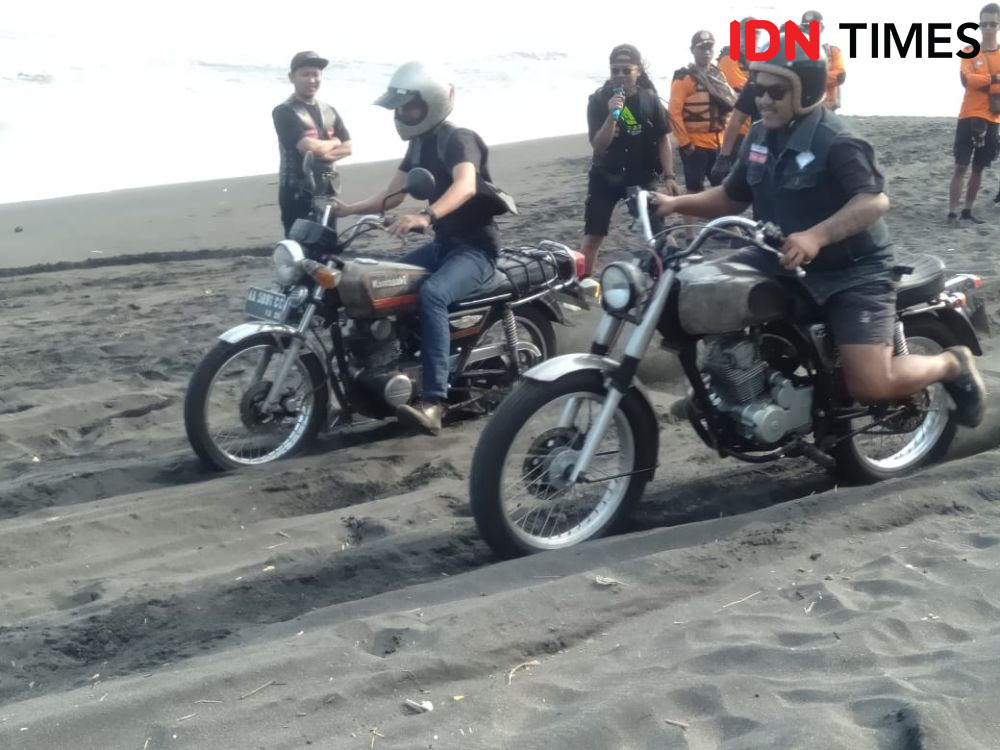 Unik, Motor Klasik dan Antik Beradu Cepat di Pantai Cangkring Bantul