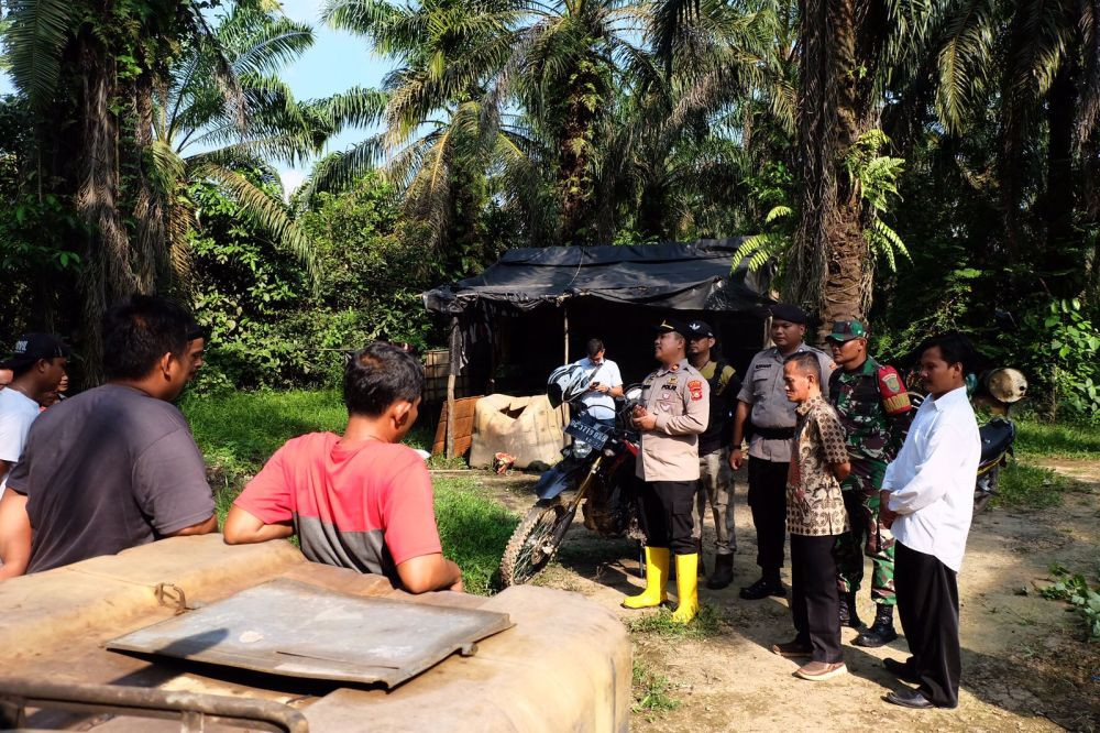 Polisi Kembali Segel Sumur Minyak dan Tempat Penyulingan di Keluang