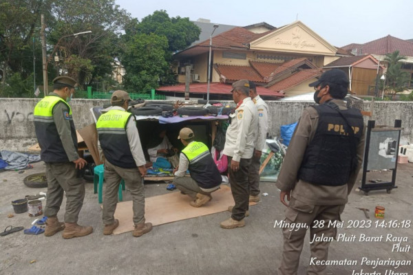Usai Viral, Satpol PP Ciduk PPKS yang Tinggal di JLNT Mangrak