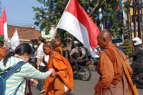 Cerita Ariani Blusukan ke Semarang Demi Berikan Sedekah buat Biksu Thudong
