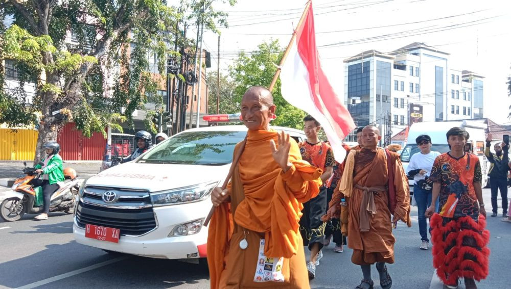 Cerita Ariani Blusukan ke Semarang Demi Berikan Sedekah buat Biksu Thudong