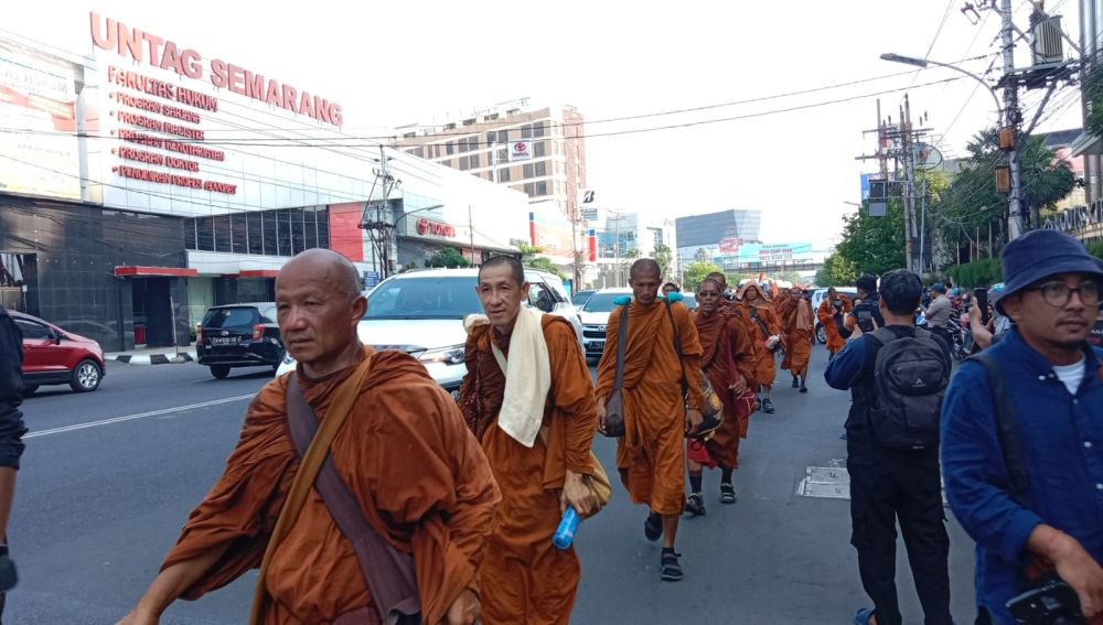 Cerita Ariani Blusukan ke Semarang Demi Berikan Sedekah buat Biksu Thudong