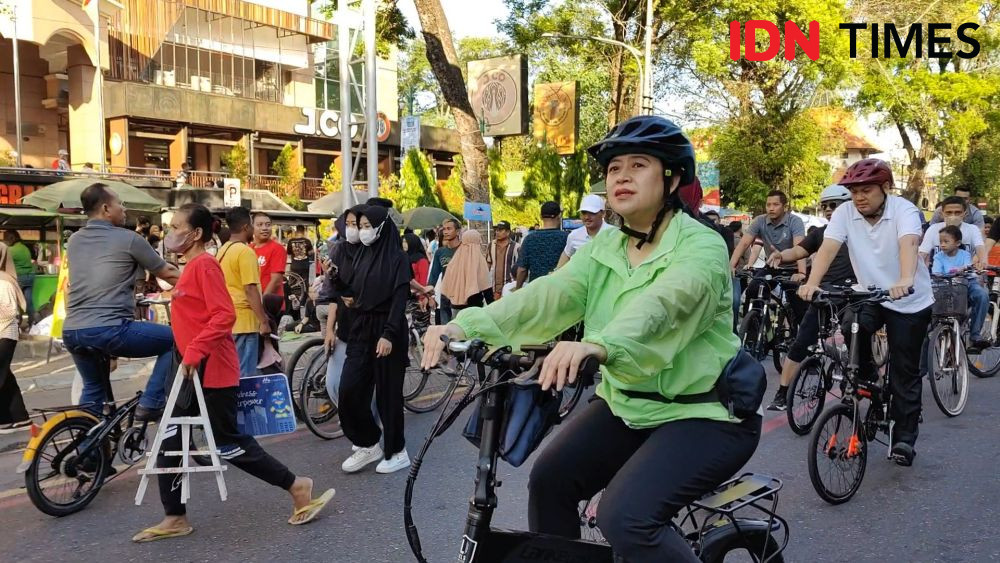 Puan Sepedaan di CFD Solo, Sapa Warga Borong Sate Kere