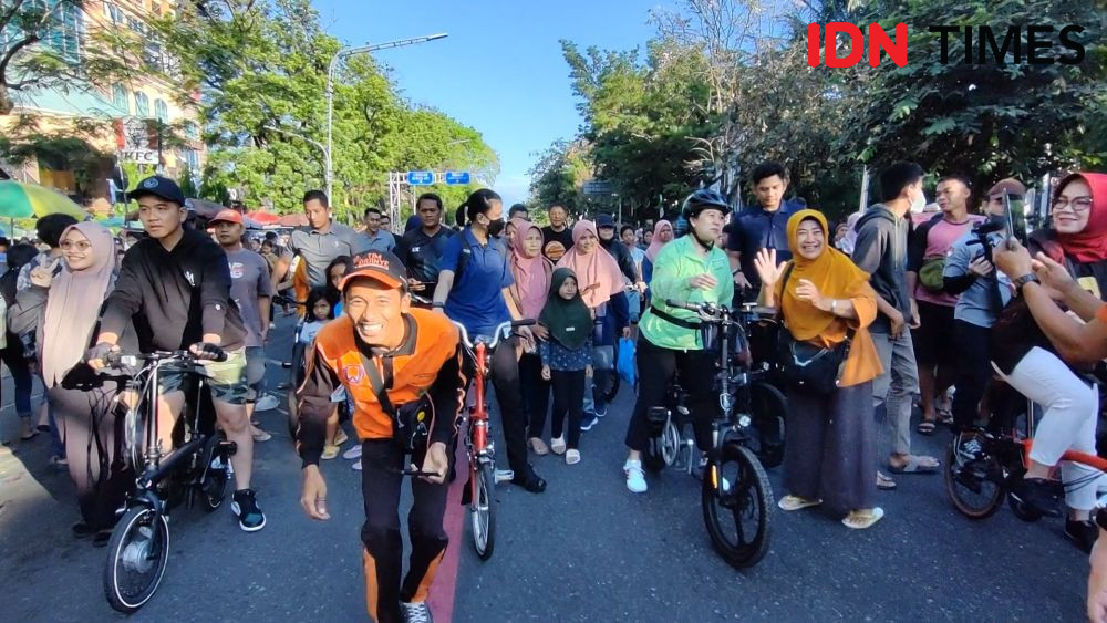 Puan Sepedaan di CFD Solo, Sapa Warga Borong Sate Kere