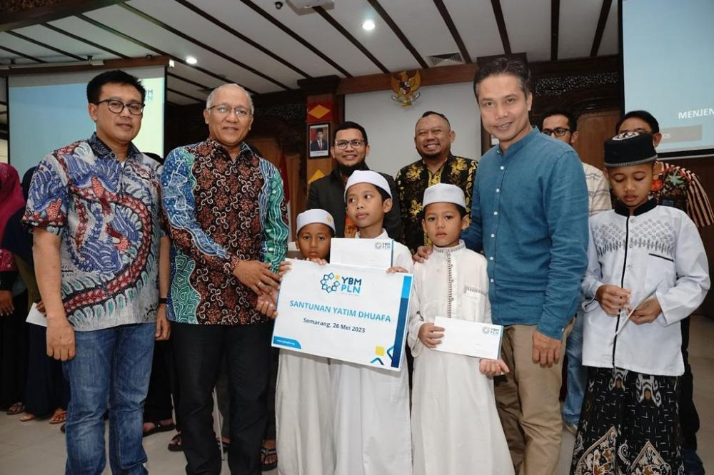 PLN Sedekahkan Al Quran Braille di Ponpes Difabel Tuna Netra Semarang 