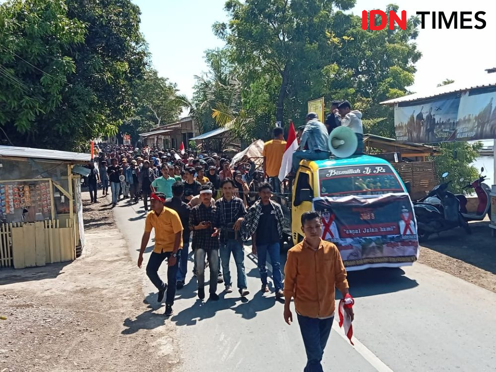 Tuntut Perbaikan Jalan Rusak, Warga Bima Tutup Jalan Lintas Provinsi 