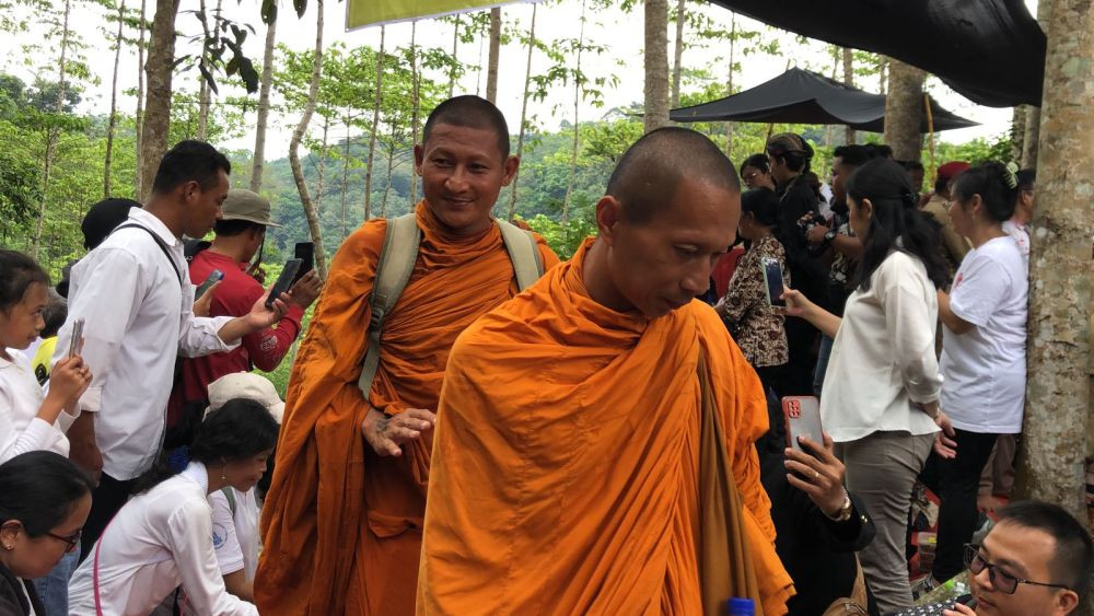 Warga Ikut Berdana saat 32 Biksu Thudong Istirahat di Vihara Buddha Jayanti