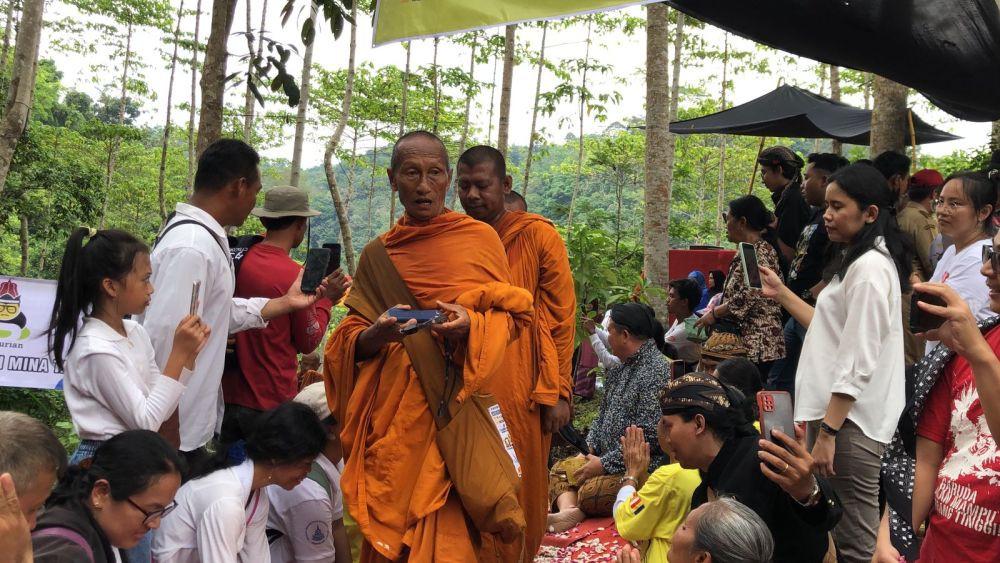 Warga Ikut Berdana saat 32 Biksu Thudong Istirahat di Vihara Buddha Jayanti