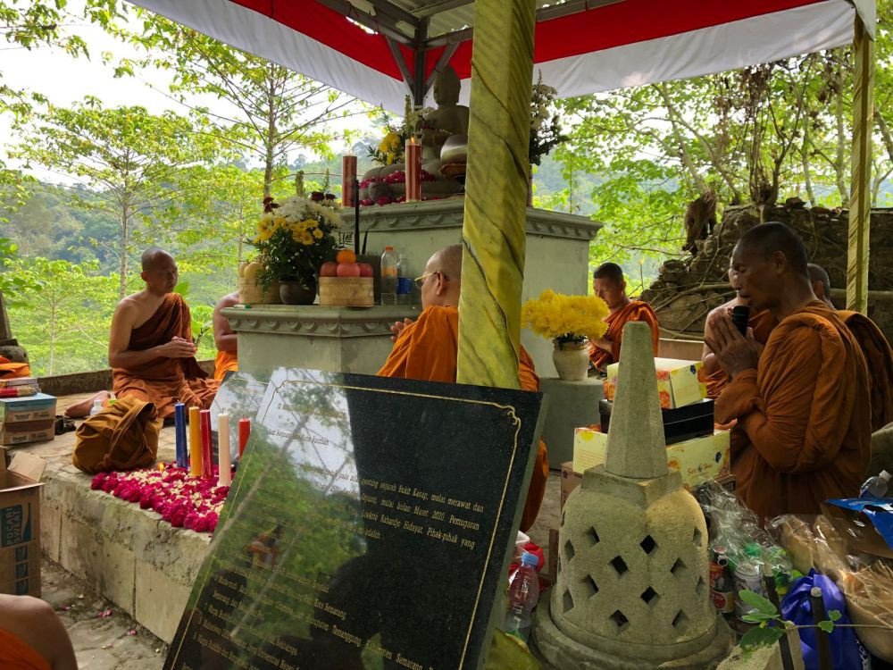 Warga Ikut Berdana saat 32 Biksu Thudong Istirahat di Vihara Buddha Jayanti