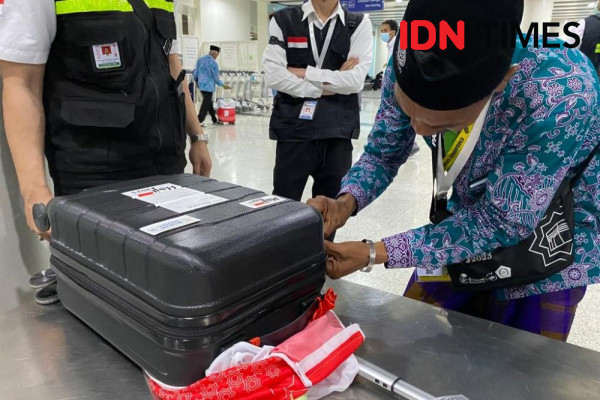 Potret Koper Jemaah Haji Dibuka Petugas Bandara, Cek Apa Saja Isinya