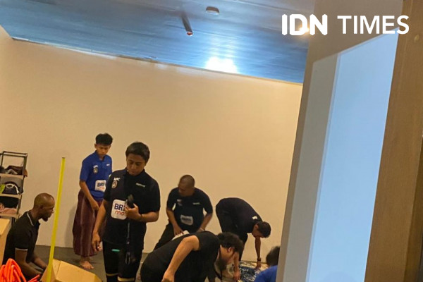 Momen Legenda Barcelona Salat Magrib Berjemaah, Bikin Adem
