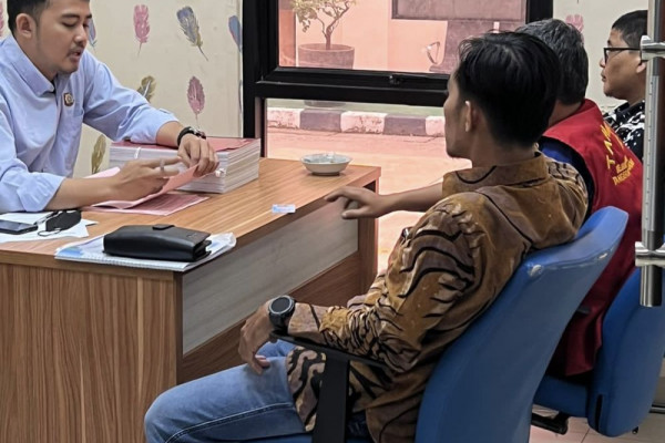 Kejari Tangsel Terima Barbuk dan Tersangka Penggelapan Dana Yayasan