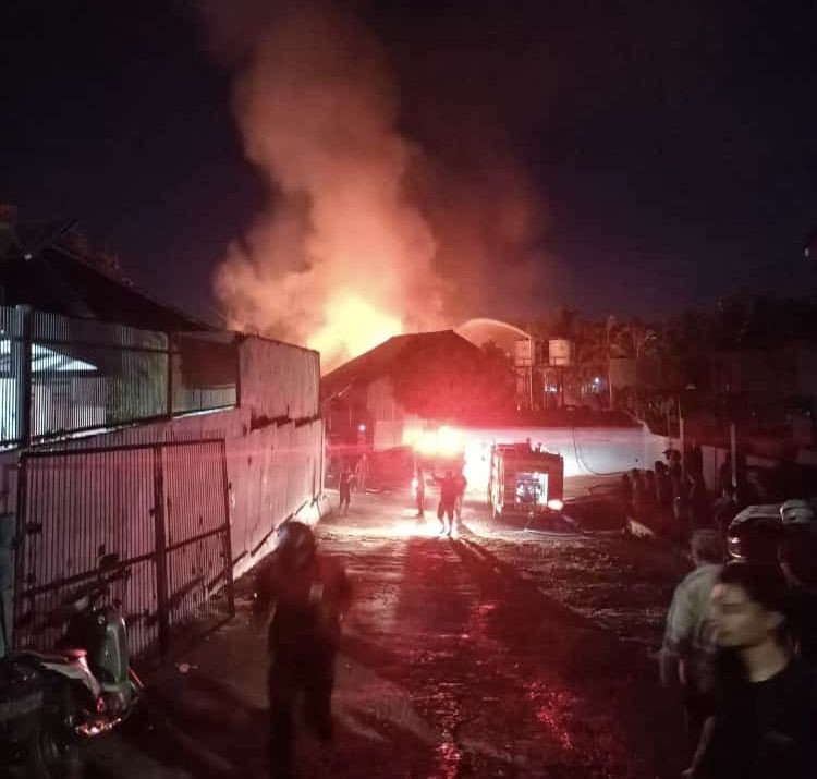 Kobaran Api Lalap Garasi Tangki Minyak Kemiling Bandar Lampung