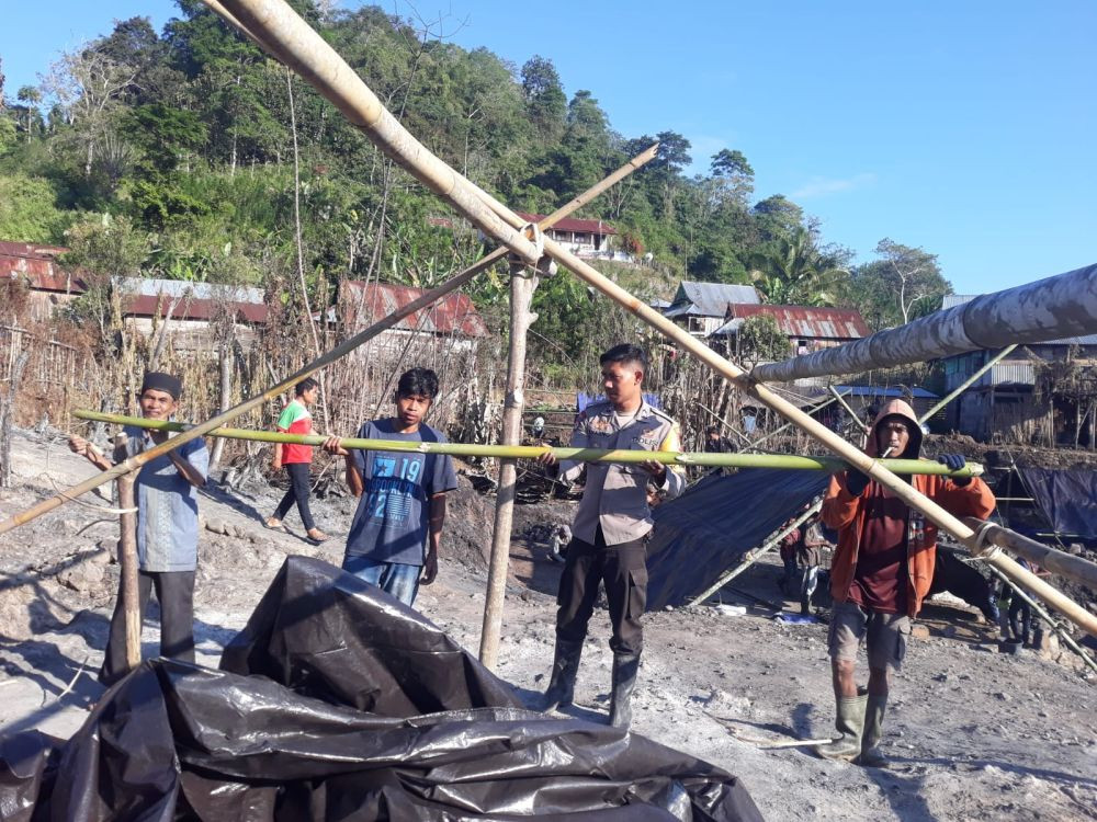 Korban Kebakaran di Sumbawa Gotong Royong Bangun Tenda Darurat 
