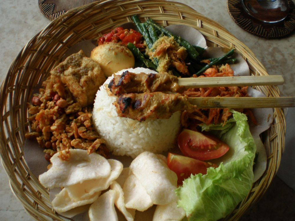 Nasi Campur Bali Bu Oki Populer di Kalangan Turis