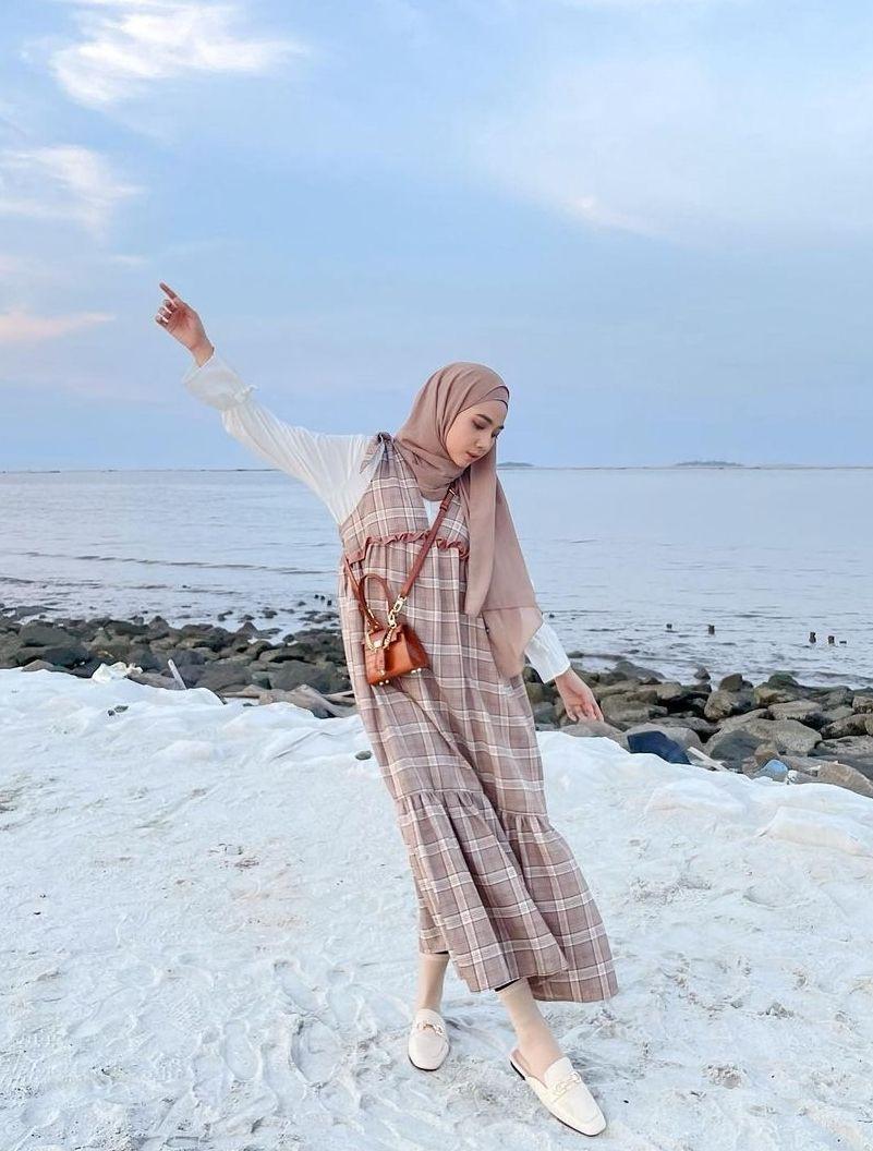 10 Inspirasi Summer Dress untuk Gaya Hijab Pantai Santun