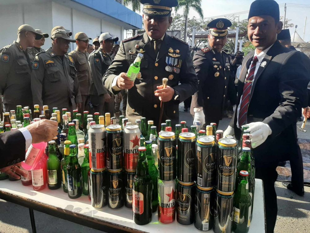 Satpol PP Banjarmasin Musnahkan Ratusan Botol Miras Sitaan 