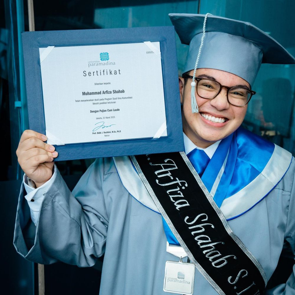 7 Potret Wisuda Umay Shahab, Sandang Predikat Cumlaude