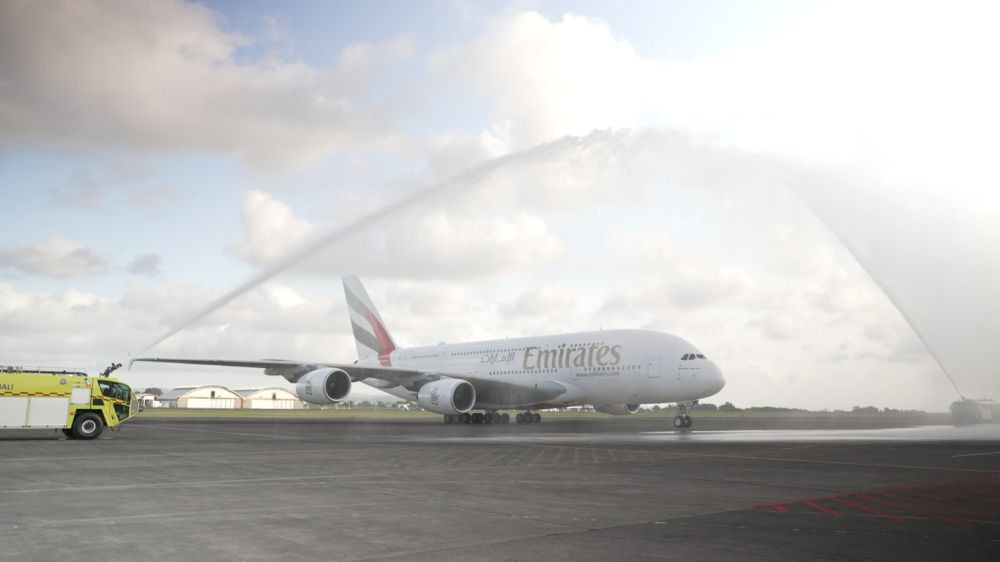 Pesawat Terbesar Airbus A380 Disambut Water Salute di Bali