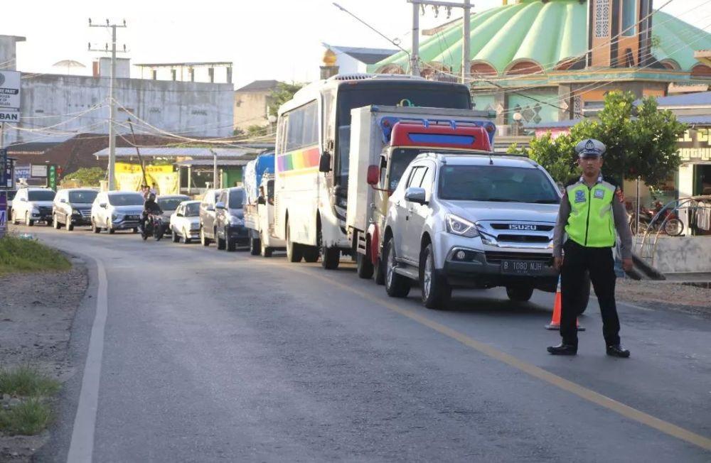 Gara-Gara Terima Telepon, Truk Muatan Mill di Pringsewu Terguling