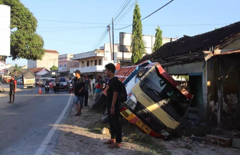 Gara-Gara Terima Telepon, Truk Muatan Mill di Pringsewu Terguling