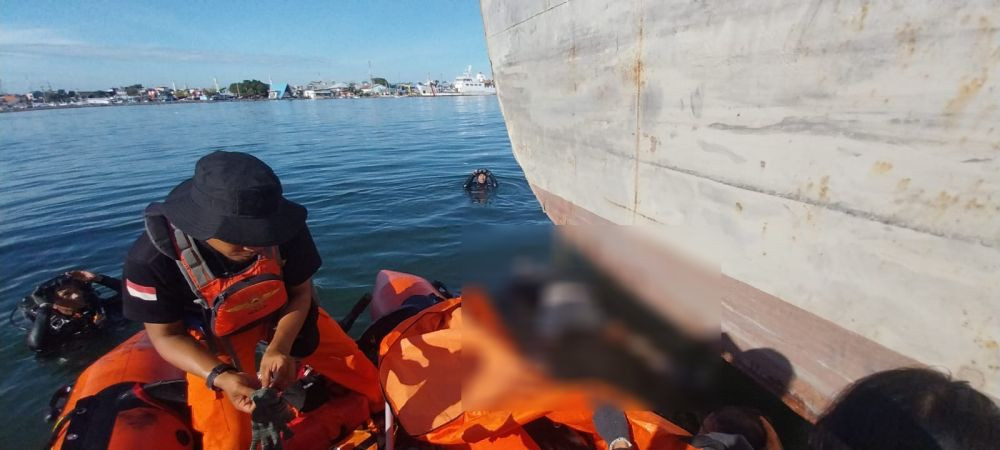 Tim SAR Temukan ABK Kapal Keruk Terjatuh di Pelabuhan Paotere