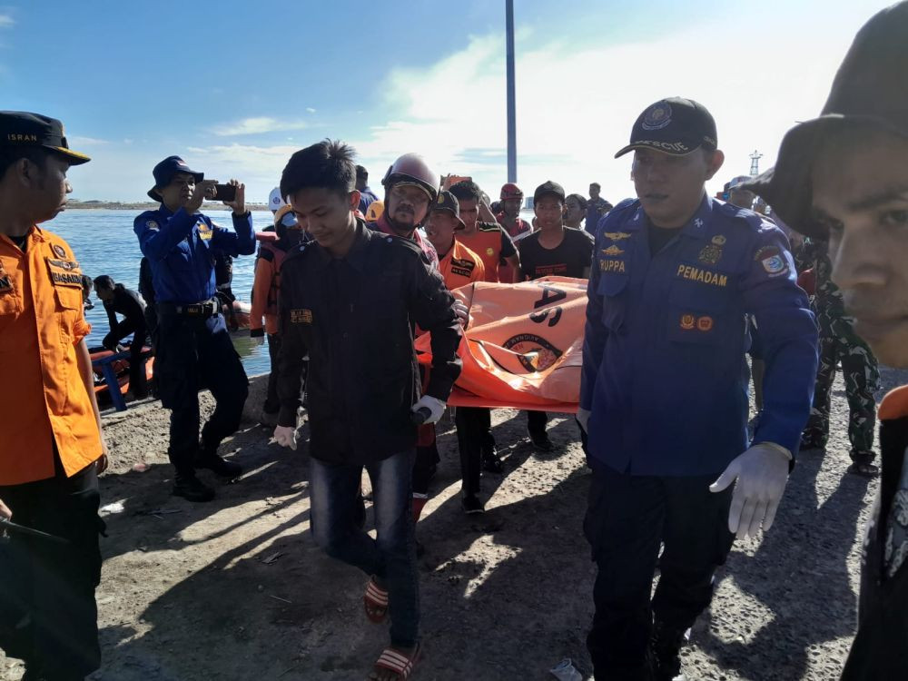 Tim SAR Temukan ABK Kapal Keruk Terjatuh di Pelabuhan Paotere
