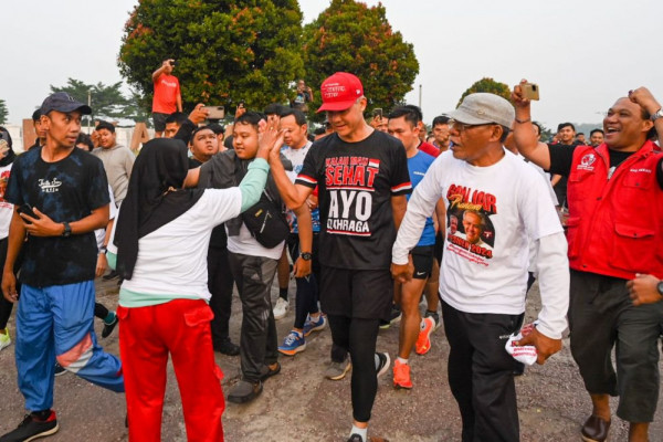 Momen Ganjar Lari Bareng Istri di Pakansari, Warga Antusias Mengiringi