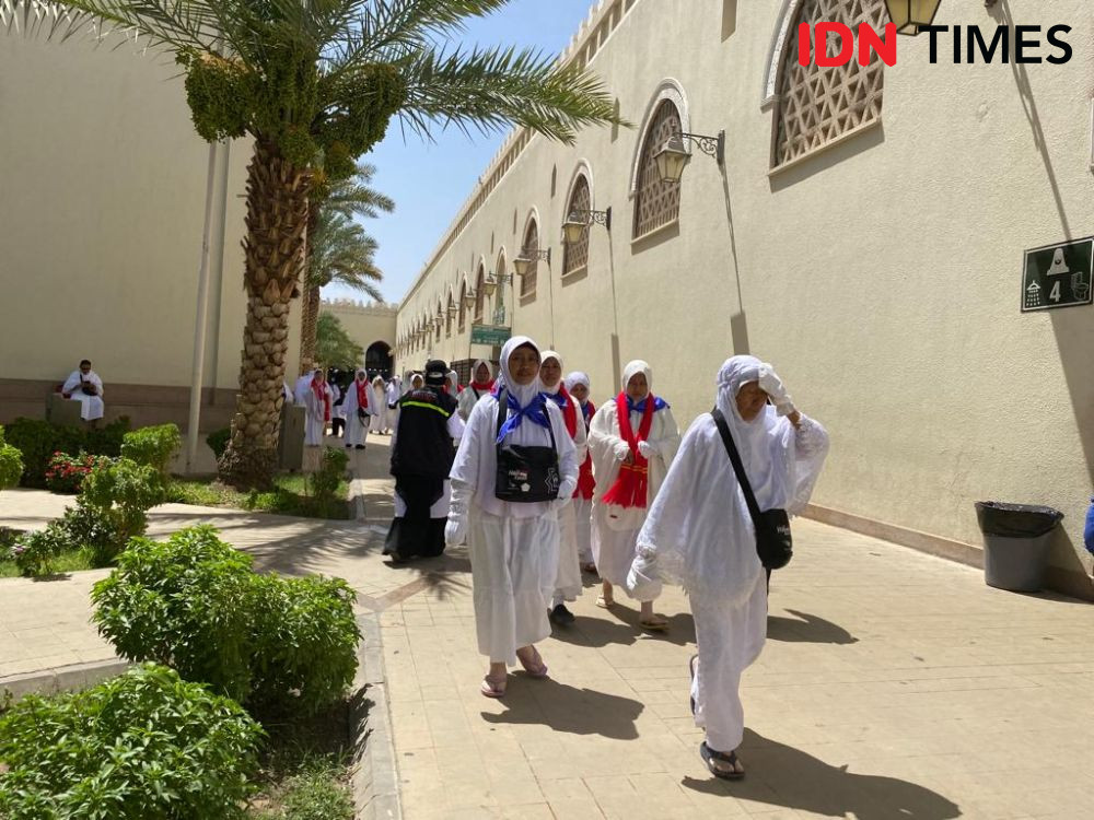 Jemaah Haji Miqat Ihram Di Bir Ali Madinah Bersiap Umrah