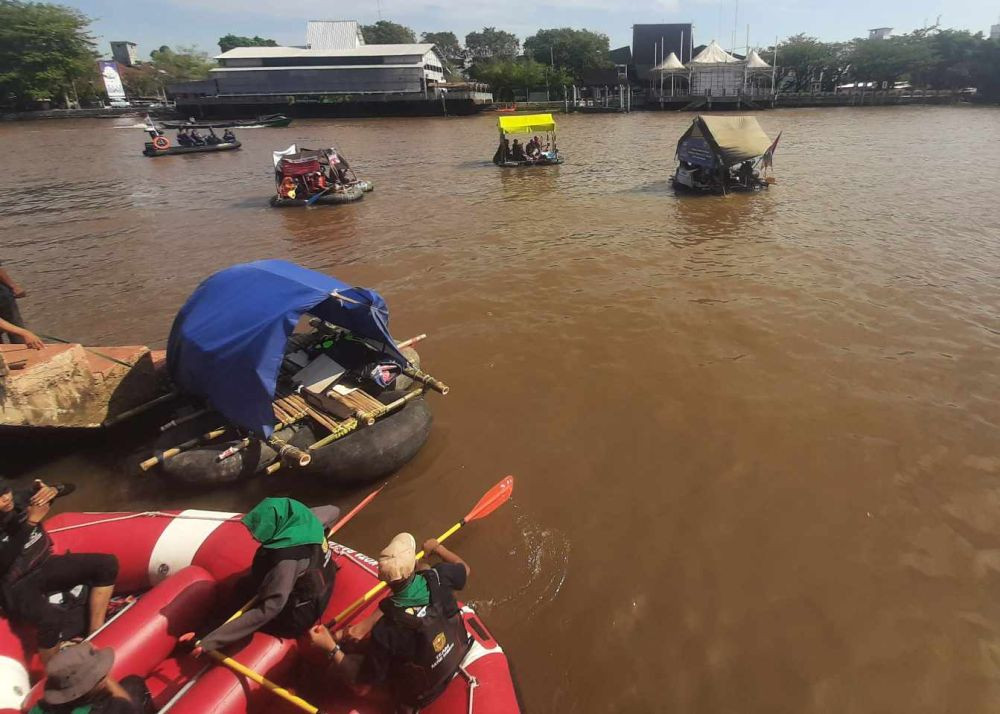 Puluhan Mapala di Banjarmasin Bersihkan Sungai Pakai Ban Bekas